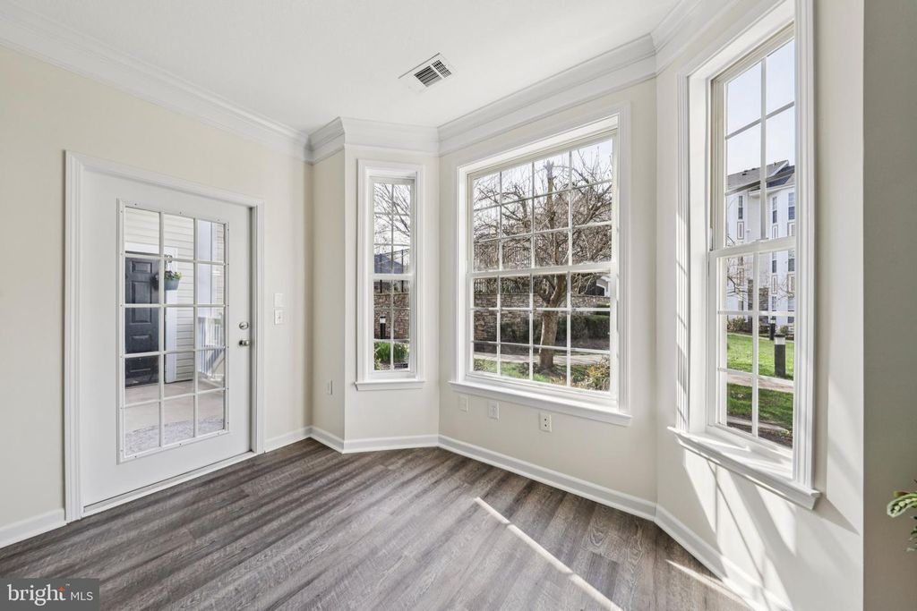 Image 17 of property listing at 504 SUNSET VIEW TER SE #104, Leesburg, VA 20175