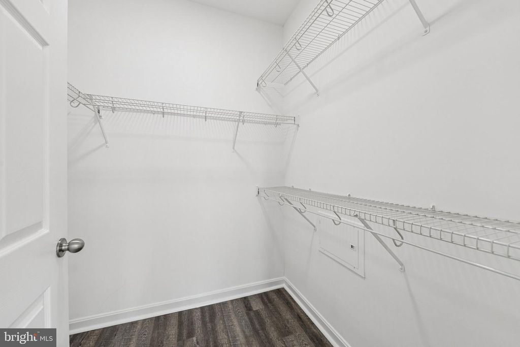 Image 18 of property listing at 504 SUNSET VIEW TER SE #104, Leesburg, VA 20175