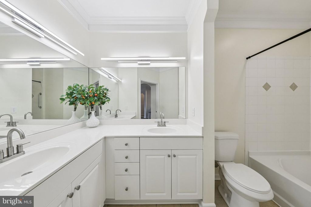 Image 19 of property listing at 504 SUNSET VIEW TER SE #104, Leesburg, VA 20175