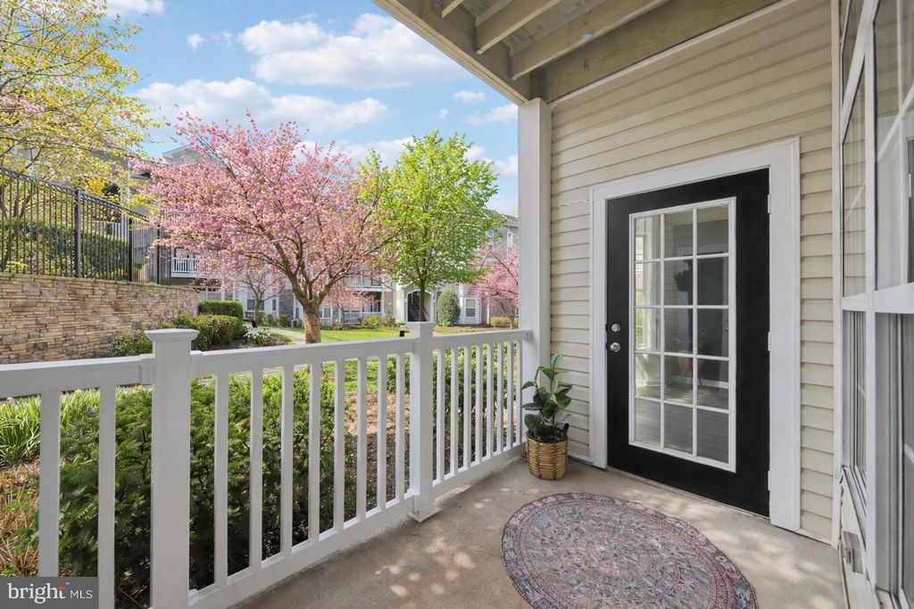 Image 2 of property listing at 504 SUNSET VIEW TER SE #104, Leesburg, VA 20175