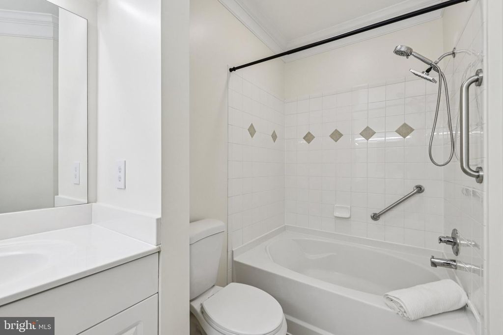 Image 20 of property listing at 504 SUNSET VIEW TER SE #104, Leesburg, VA 20175