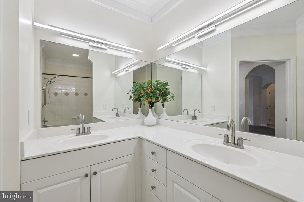 Image 21 of property listing at 504 SUNSET VIEW TER SE #104, Leesburg, VA 20175