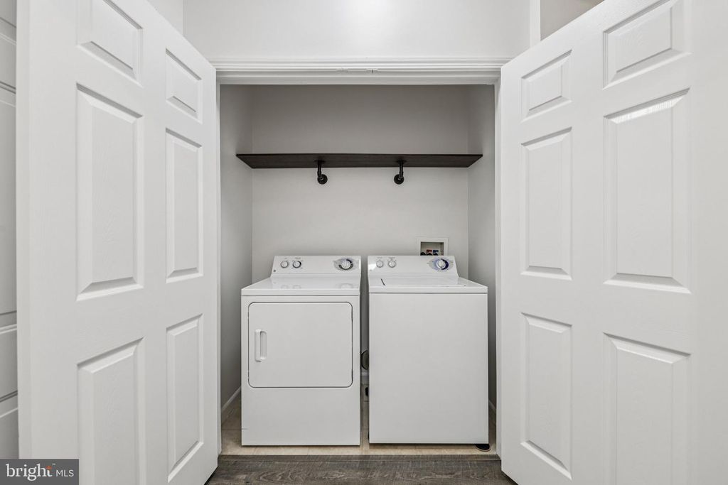 Image 23 of property listing at 504 SUNSET VIEW TER SE #104, Leesburg, VA 20175