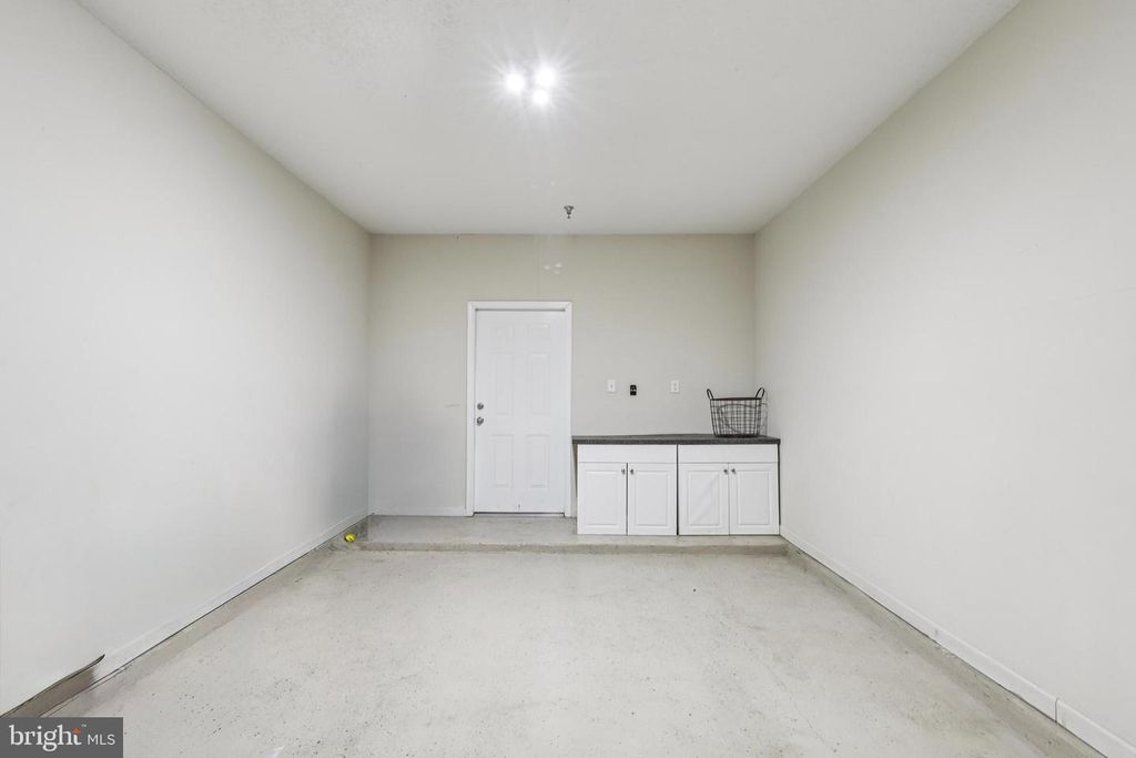 Image 25 of property listing at 504 SUNSET VIEW TER SE #104, Leesburg, VA 20175