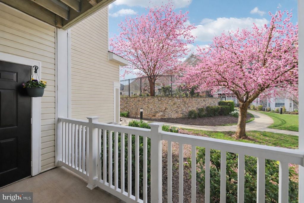 Image 3 of property listing at 504 SUNSET VIEW TER SE #104, Leesburg, VA 20175