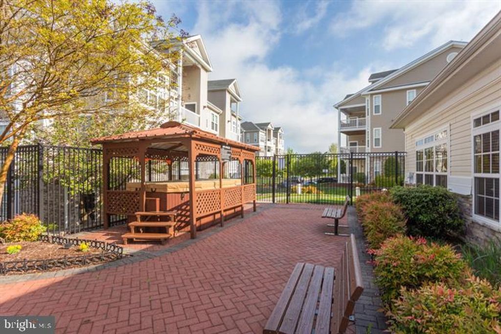 Image 32 of property listing at 504 SUNSET VIEW TER SE #104, Leesburg, VA 20175