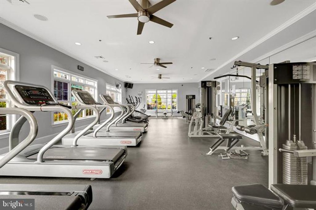 Image 33 of property listing at 504 SUNSET VIEW TER SE #104, Leesburg, VA 20175