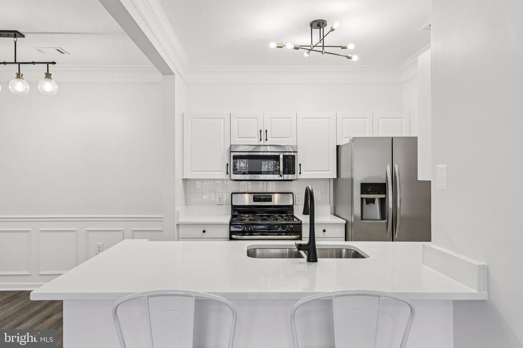 Image 4 of property listing at 504 SUNSET VIEW TER SE #104, Leesburg, VA 20175