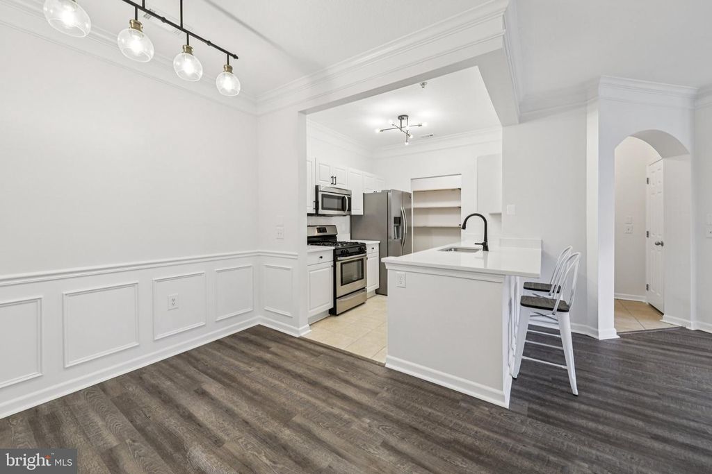 Image 5 of property listing at 504 SUNSET VIEW TER SE #104, Leesburg, VA 20175