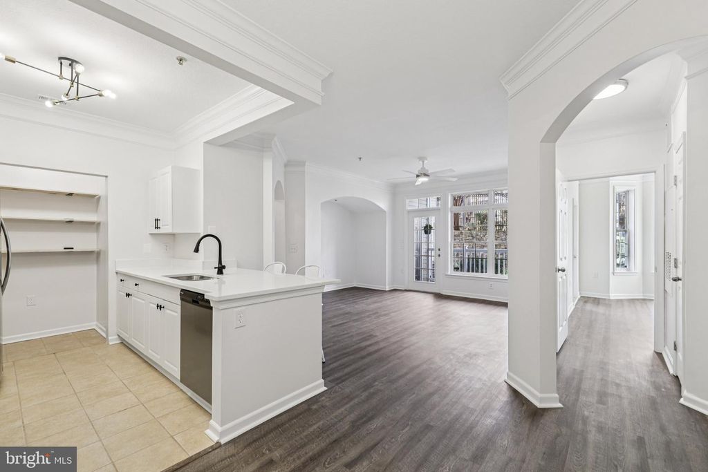 Image 6 of property listing at 504 SUNSET VIEW TER SE #104, Leesburg, VA 20175