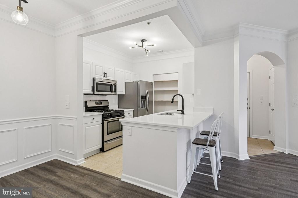 Image 7 of property listing at 504 SUNSET VIEW TER SE #104, Leesburg, VA 20175