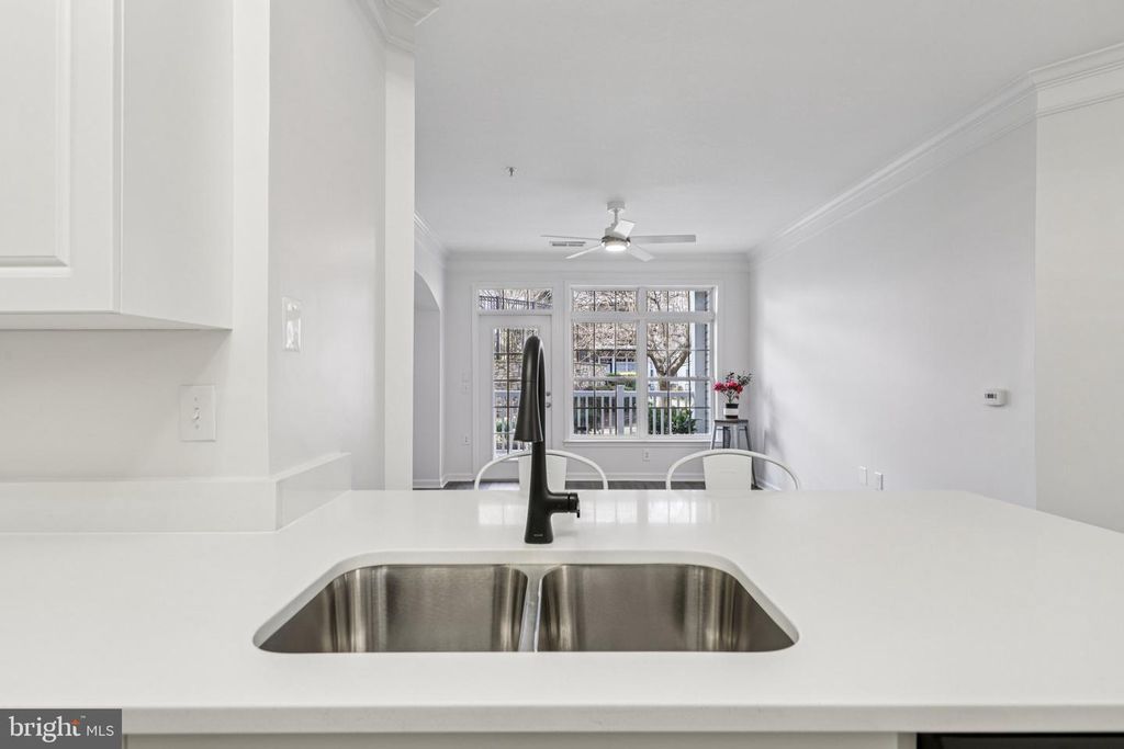 Image 8 of property listing at 504 SUNSET VIEW TER SE #104, Leesburg, VA 20175