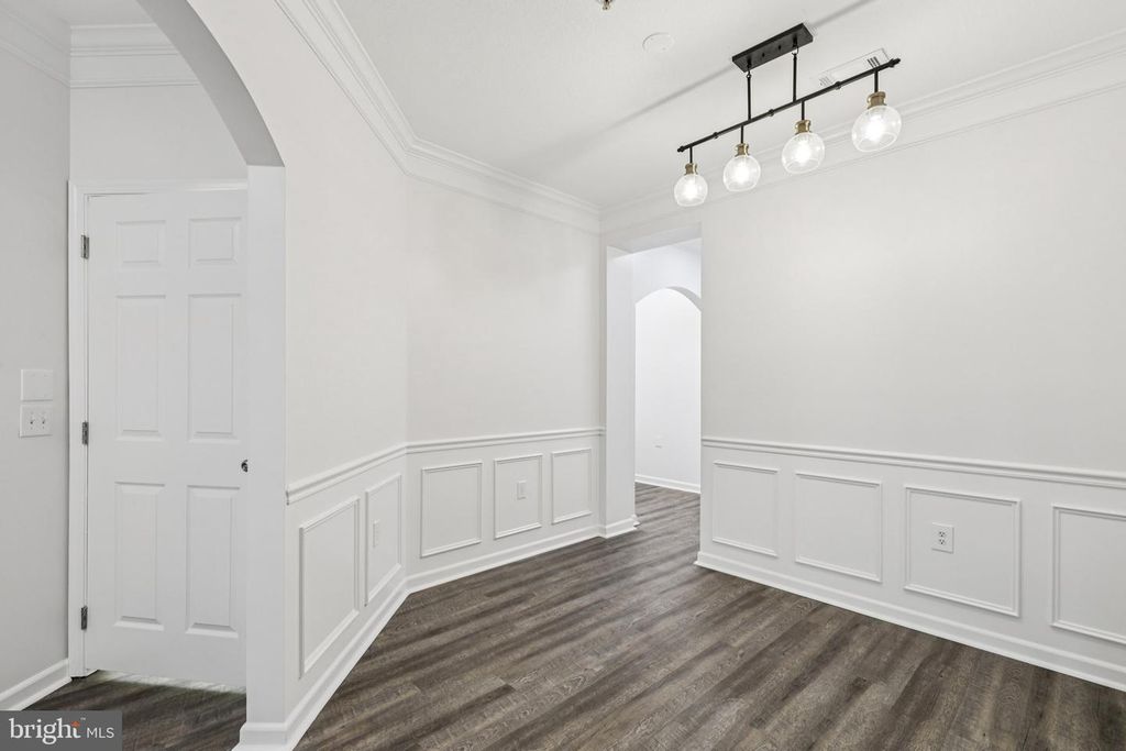 Image 9 of property listing at 504 SUNSET VIEW TER SE #104, Leesburg, VA 20175