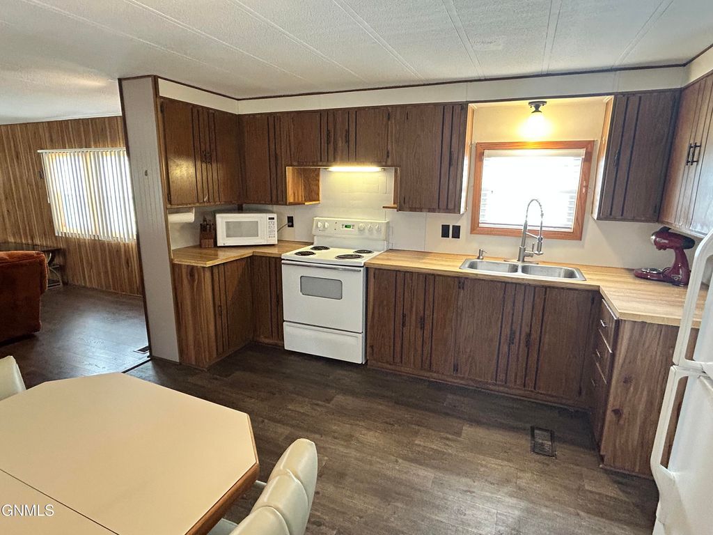 530 Becker Street, Turtle Lake, ND 58575 photo 8