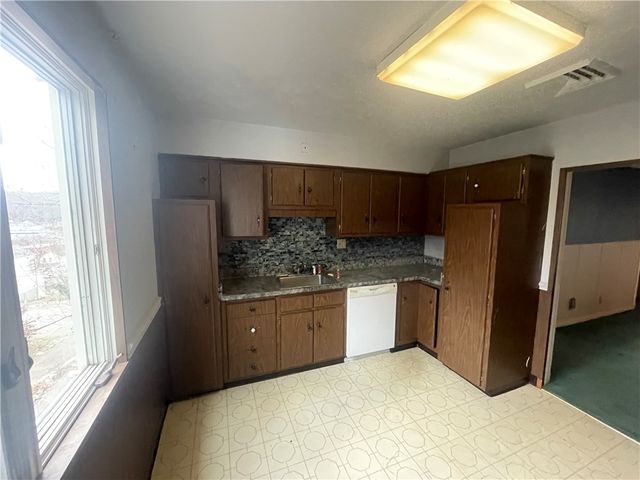 701 Thompson, Donora, PA 15033