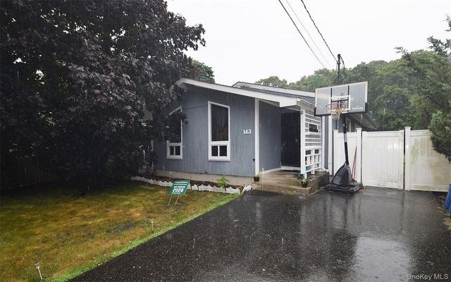 143 Meadowmere Avenue, Mastic, NY 11950