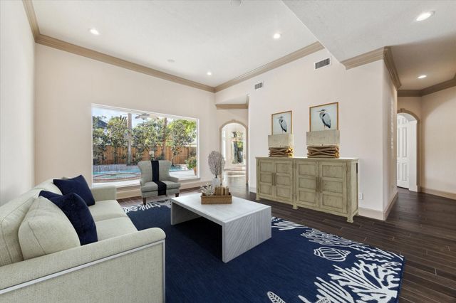 7 Club Oak Court, Kingwood, TX 77339