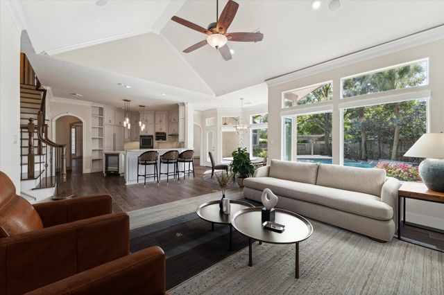 7 Club Oak Court, Kingwood, TX 77339