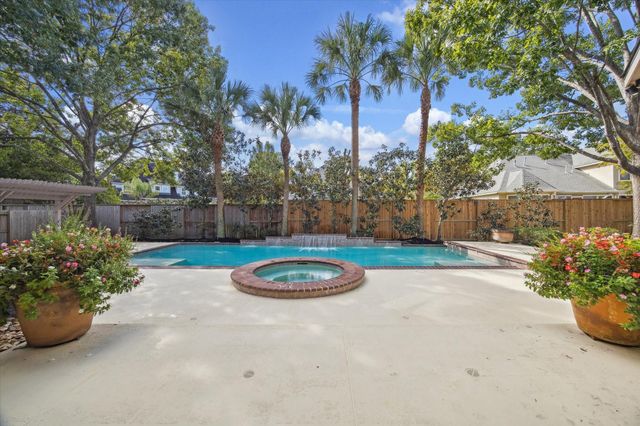 7 Club Oak Court, Kingwood, TX 77339