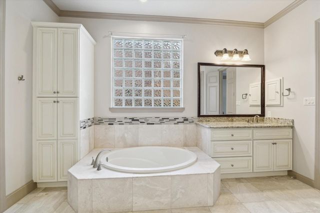 7 Club Oak Court, Kingwood, TX 77339