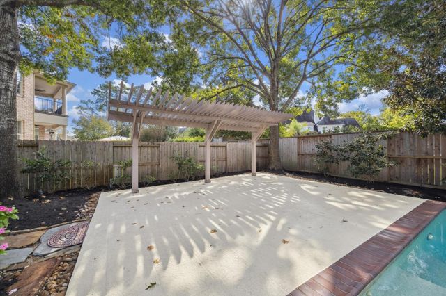 7 Club Oak Court, Kingwood, TX 77339