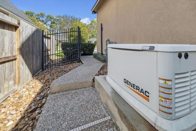 7 Club Oak Court, Kingwood, TX 77339