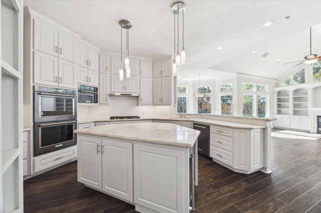 7 Club Oak Court, Kingwood, TX 77339