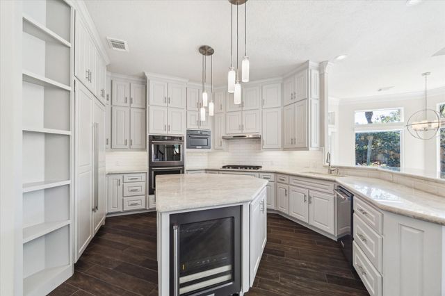 7 Club Oak Court, Kingwood, TX 77339