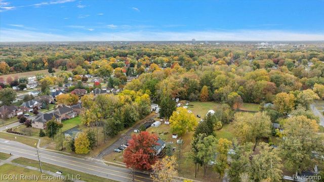 24850 W 9 Mile Road, Southfield, MI 48033