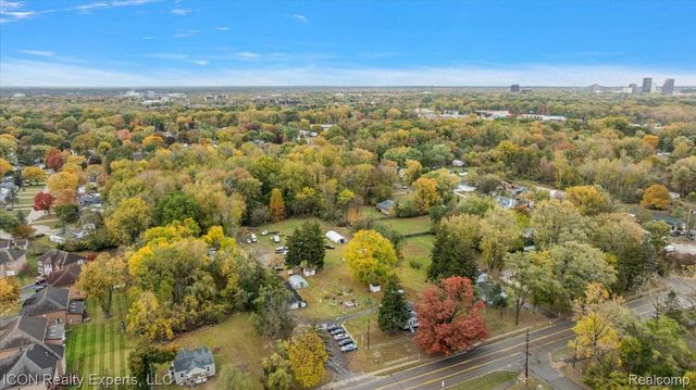 24850 W 9 Mile Road, Southfield, MI 48033