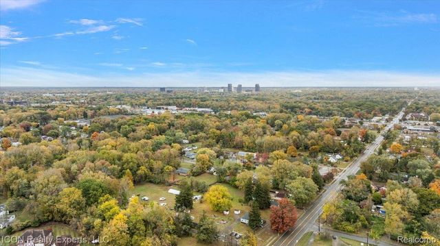 24850 W 9 Mile Road, Southfield, MI 48033