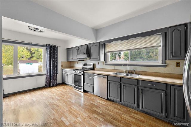 24850 W 9 Mile Road, Southfield, MI 48033