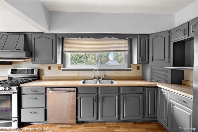 24850 W 9 Mile Road, Southfield, MI 48033