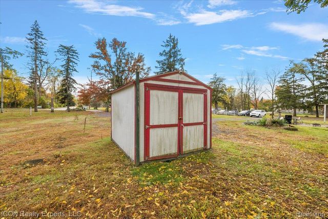 24850 W 9 Mile Road, Southfield, MI 48033