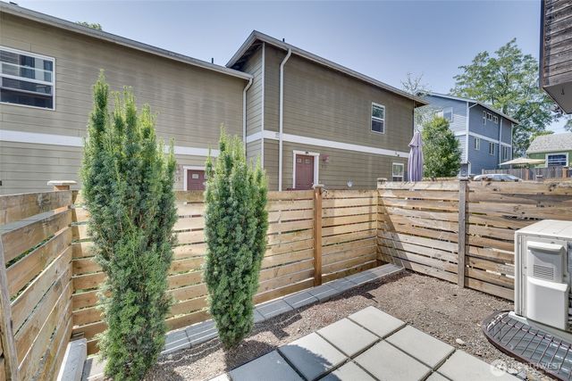 911 N 104th Street #A, Seattle, WA 98133