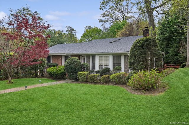 9 Oakwood Circle, Roslyn, NY 11576