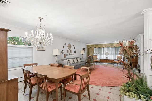 9 Oakwood Circle, Roslyn, NY 11576