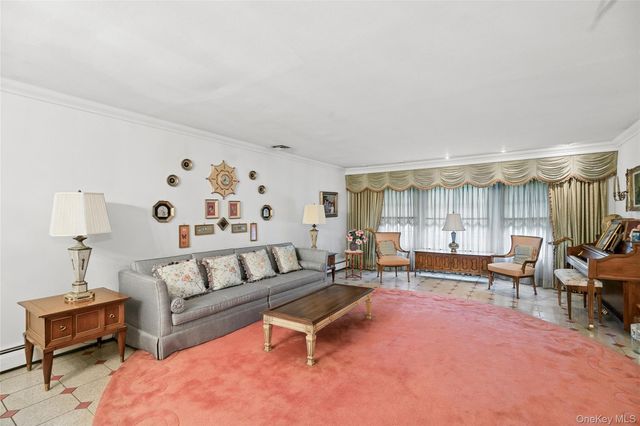 9 Oakwood Circle, Roslyn, NY 11576