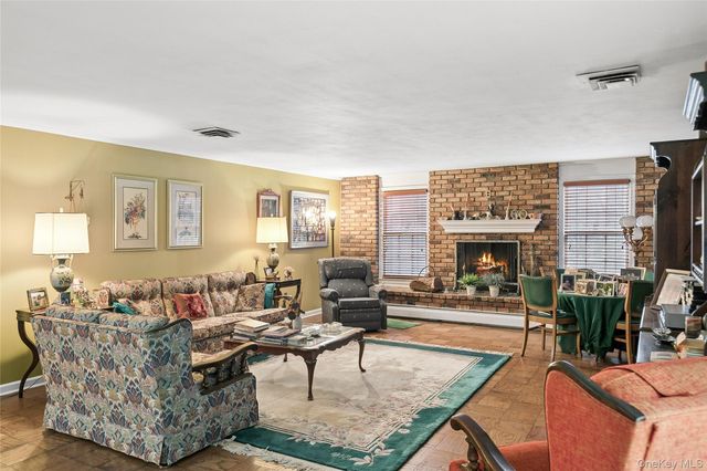 9 Oakwood Circle, Roslyn, NY 11576