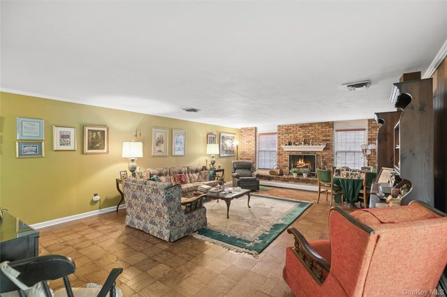 9 Oakwood Circle, Roslyn, NY 11576