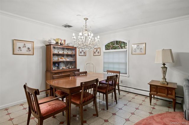 9 Oakwood Circle, Roslyn, NY 11576