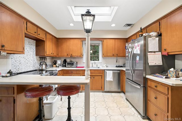 9 Oakwood Circle, Roslyn, NY 11576