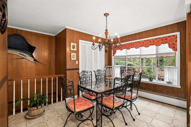 9 Oakwood Circle, Roslyn, NY 11576