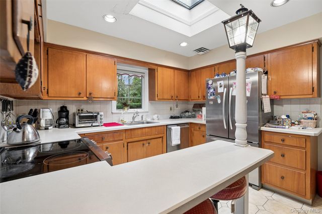 9 Oakwood Circle, Roslyn, NY 11576