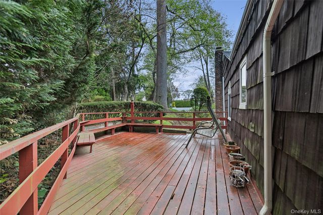 9 Oakwood Circle, Roslyn, NY 11576