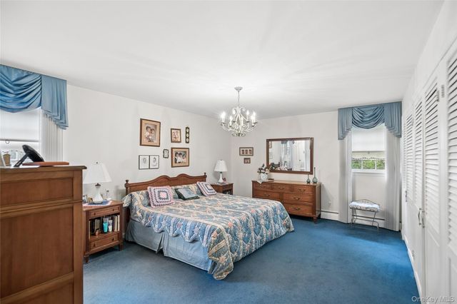 9 Oakwood Circle, Roslyn, NY 11576