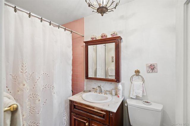 9 Oakwood Circle, Roslyn, NY 11576