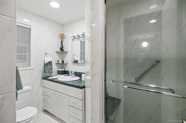 9 Oakwood Circle, Roslyn, NY 11576