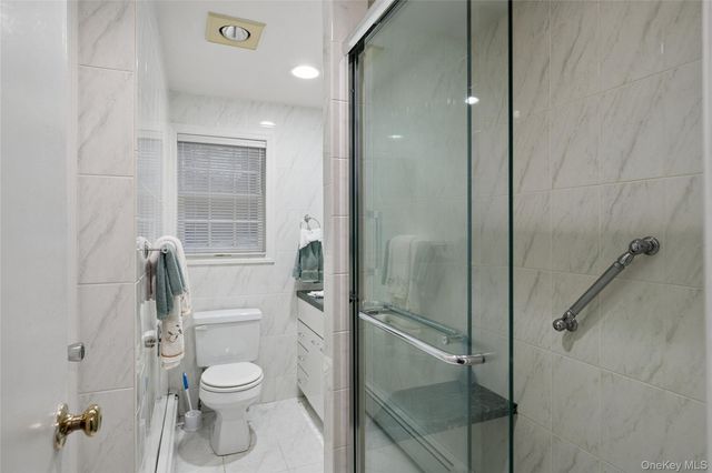 9 Oakwood Circle, Roslyn, NY 11576