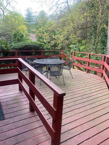 9 Oakwood Circle, Roslyn, NY 11576